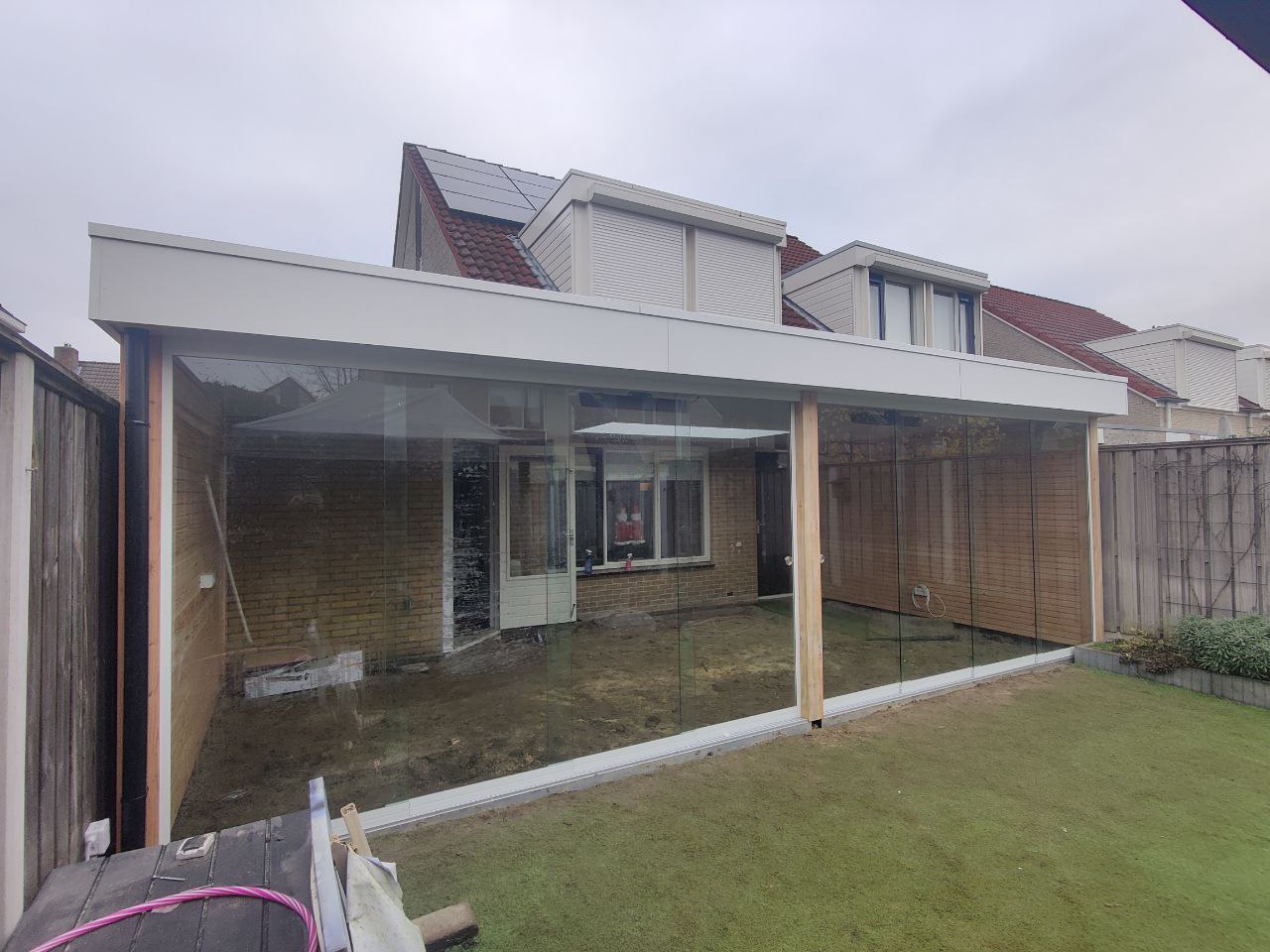 Overkapping aan woning met glazen pui